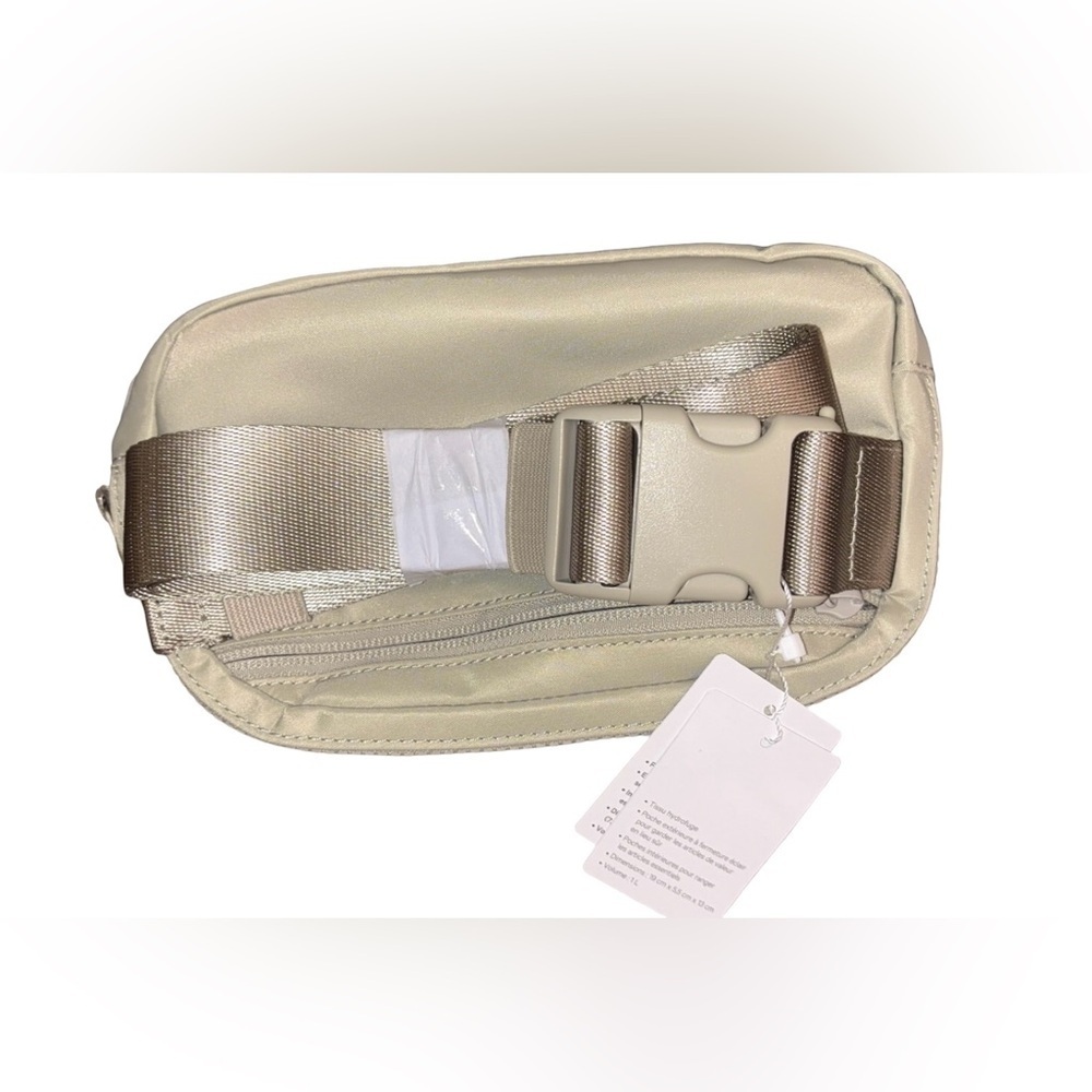 Lululemon Everywhere Belt Bag Silver Gray Crossbody Fanny Pack - Picture 2 of 3